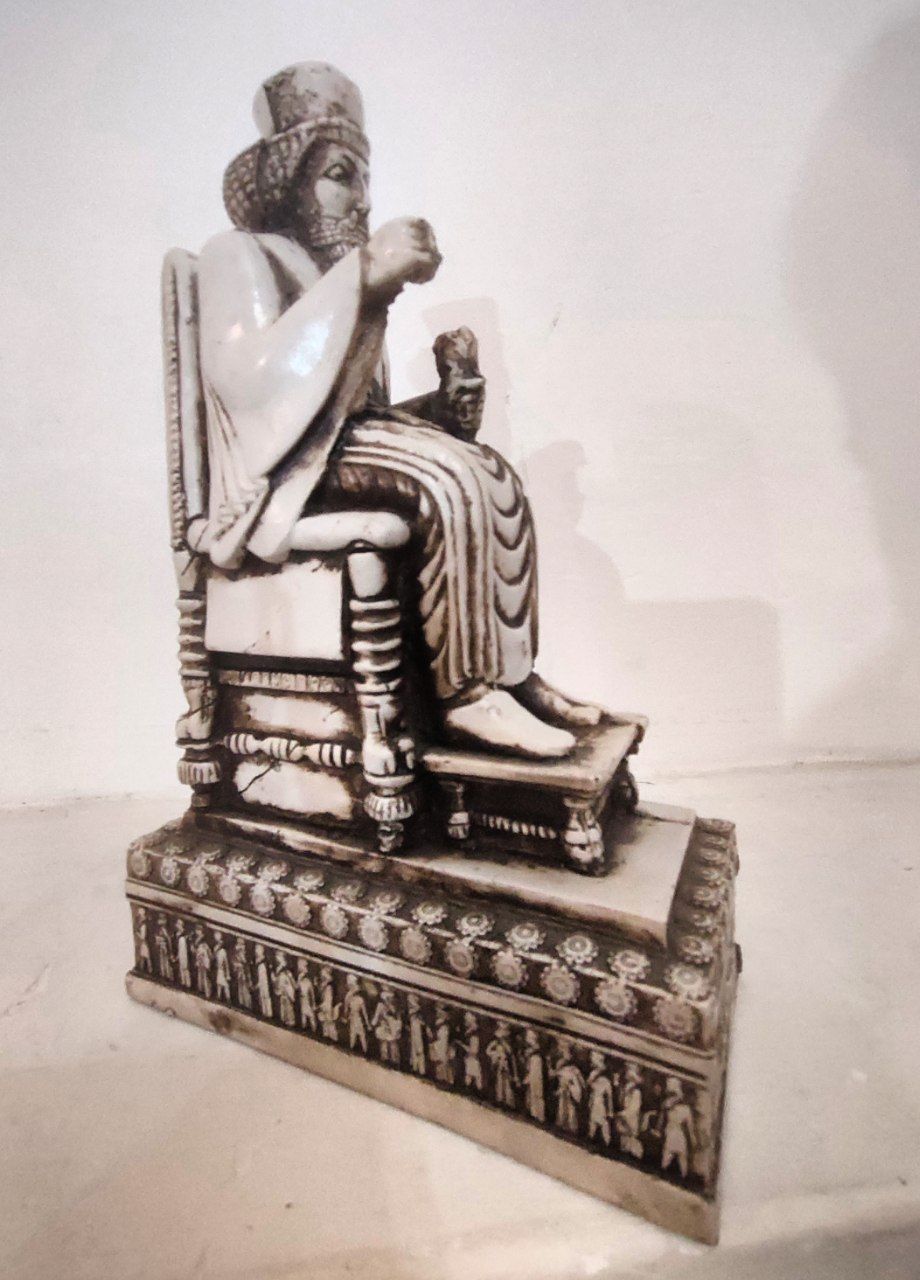 تندیس داریوش هخامنشی بر تخت شاهی